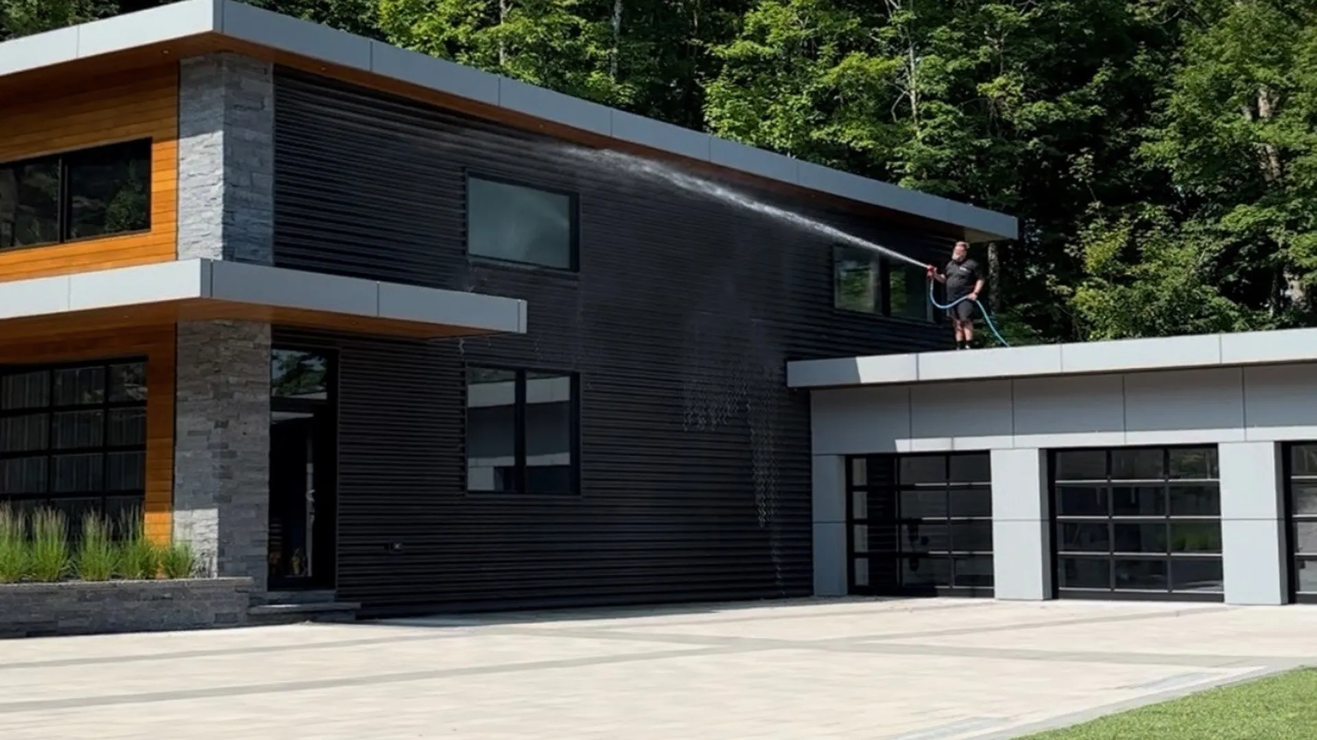 Professional exterior cleaning service in Bracebridge