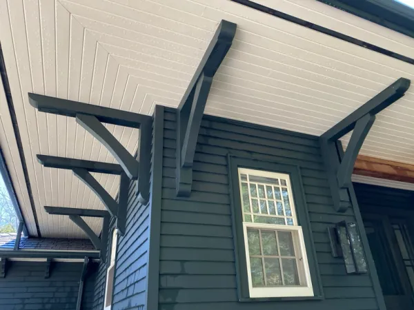 Clean house siding after exterior cleaning in Muskoka